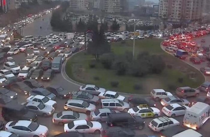 Hazırda Bakının mərkəzi küçələrində sıxlıq var — FOTOLAR Hazırda Bakının mərkəzi küçələrində sıxlıq var — FOTOLAR