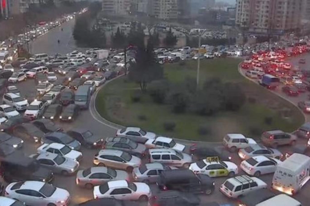 Hazırda Bakının mərkəzi küçələrində sıxlıq var — FOTOLAR