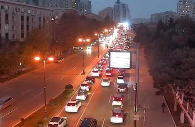 Hazırda Bakının mərkəzi küçələrində sıxlıq var — FOTOLAR Hazırda Bakının mərkəzi küçələrində sıxlıq var — FOTOLAR