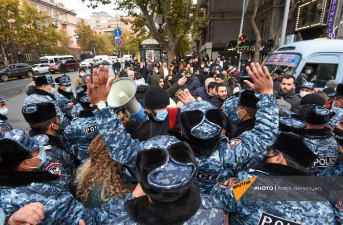 Yerevanda Paşinyanın istefasını tələb edən etirazçılar saxlanıldı — FOTOLAR