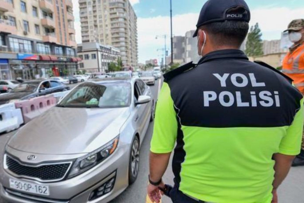 Məktəbin qarşısında qaydaları pozan sürücülər maarifləndirilir — VİDEO