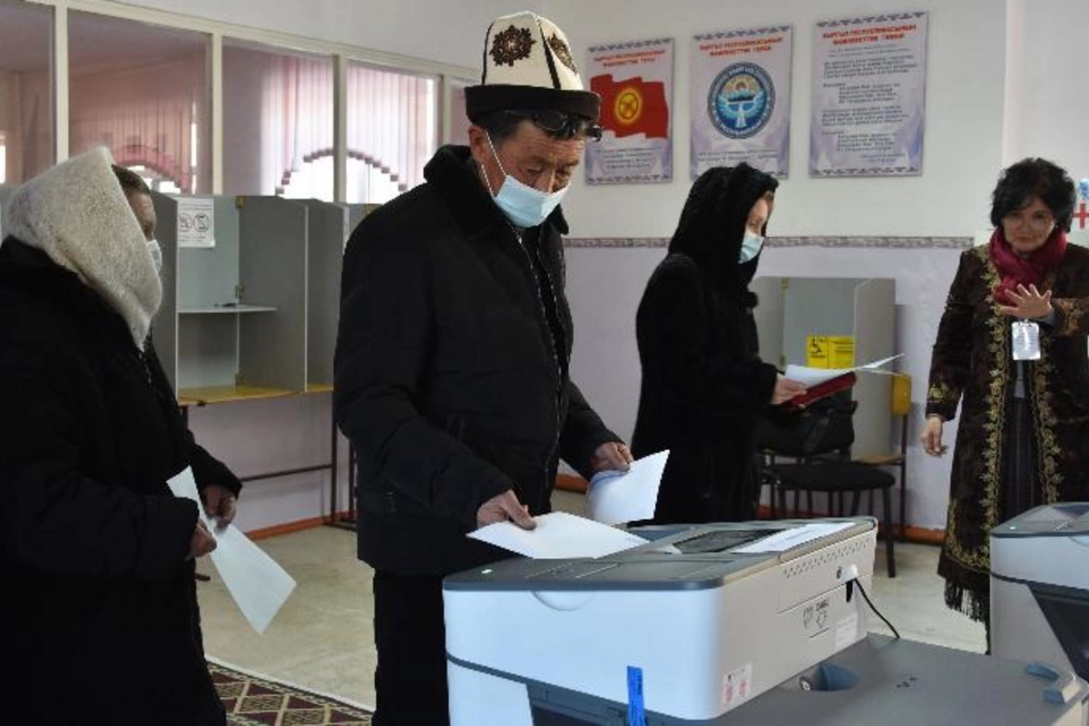 Qırğızıstanda prezident seçkiləri və referendum başa çatdı