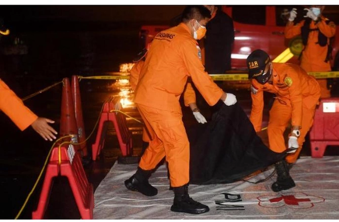 İndoneziyada “Boeing” qəzası qurbanlarının meyitləri aşkarlandı