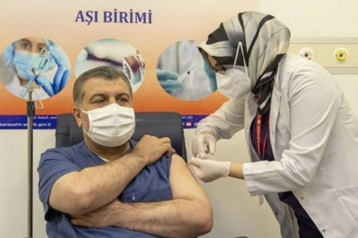Türkiyənin səhiyyə naziri canlı yayımda peyvənd olundu