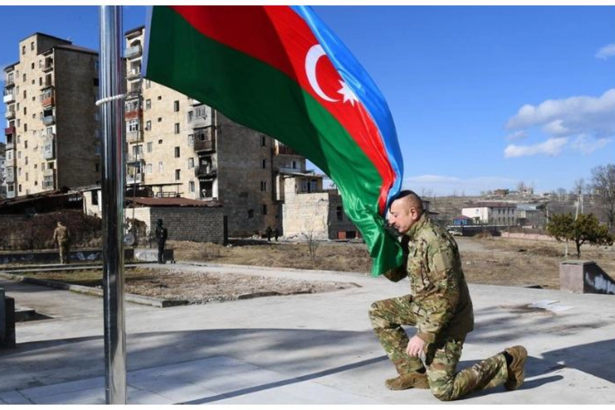 Prezident İlham Əliyev Şuşada Azərbaycan bayrağını qaldırdı — FOTOLAR