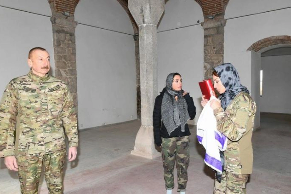 Mehriban Əliyeva Yuxarı Gövhər Ağa məscidinə “Qurani-Kərim” apardı