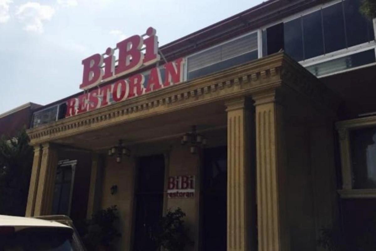 Evlərin sənədləri toplanılanda Əli Həsənovun bu restoranında jurnalistlərin uzun növbəsi yaranmışdı
