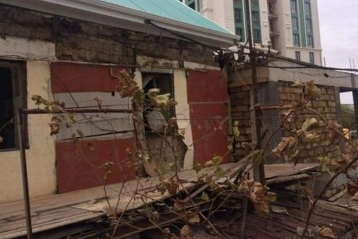 Bakıda tikinti şirkəti tənha qadının başına oyun açdı — FOTOLAR