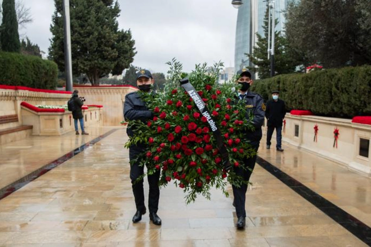 “Azərsun Holdinq”in kollektivi Şəhidlər xiyabanını ziyarət etdi