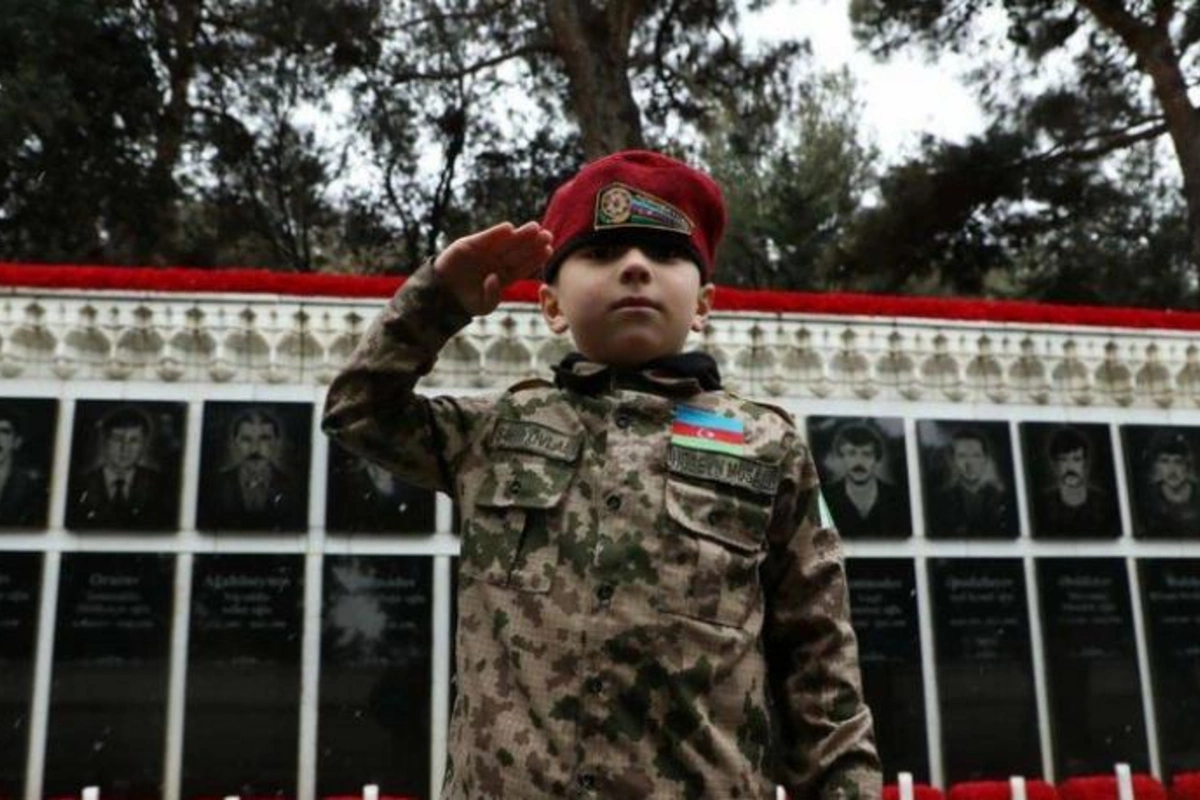 Azərbaycan xalqı 20 Yanvar şəhidlərinin xatirəsini yad edir — FOTOREPORTAJ
