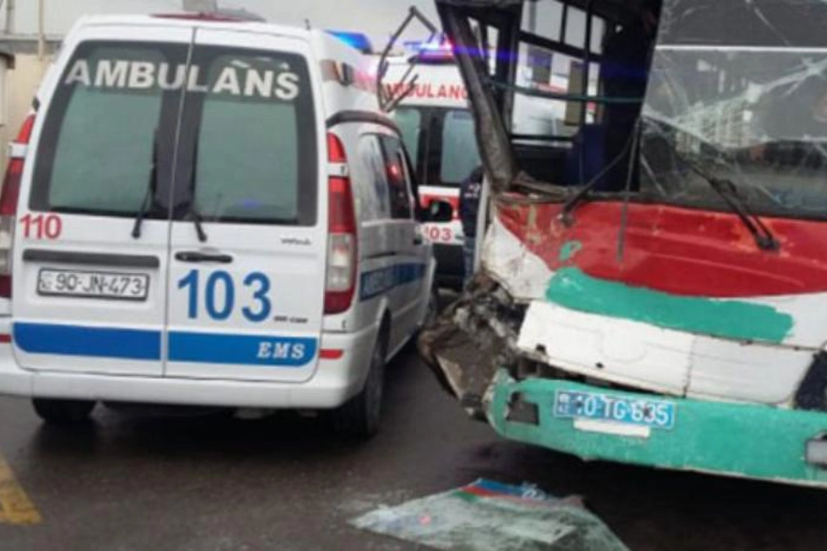 Bakıda avtobus betonqarışdıranla toqquşdu: Yaralılar var