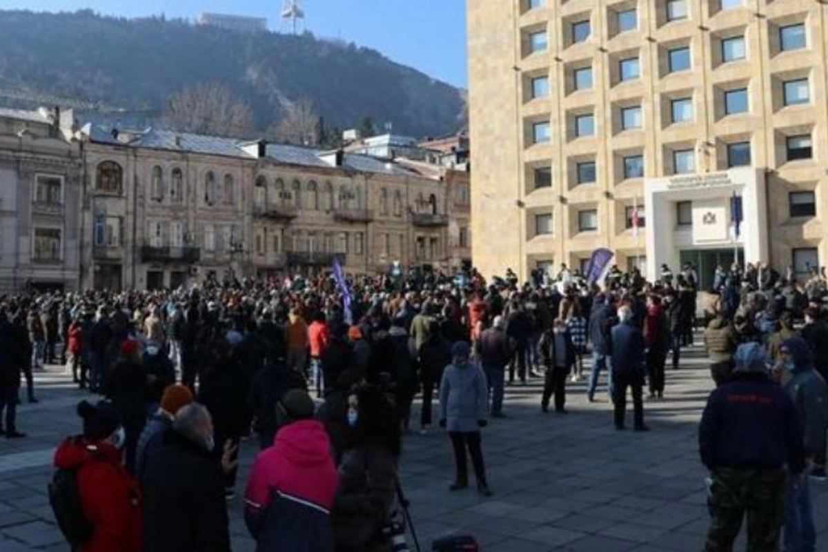 Gürcüstanda 200-dən çox restoran və kafe qadağalara etiraz edərək xidməti dayandırdılar