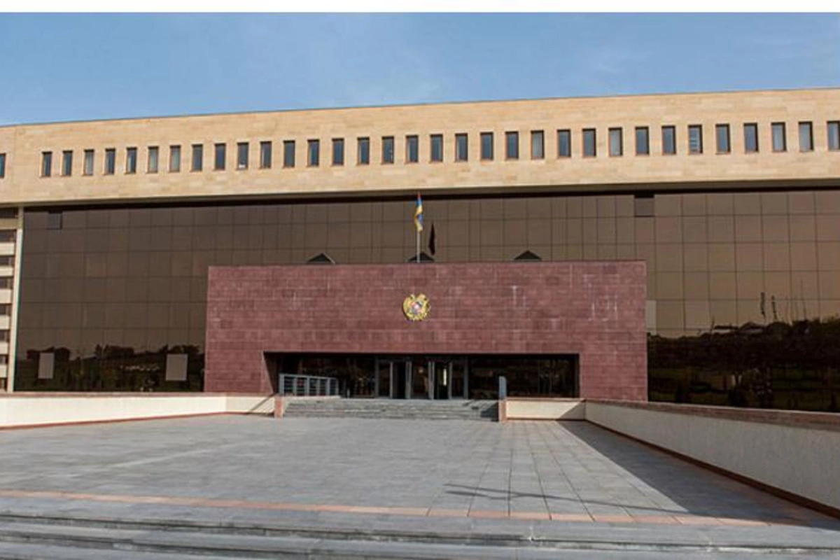 Ermənistanda nazirlik rəsmisi hərbi hissəni satıb