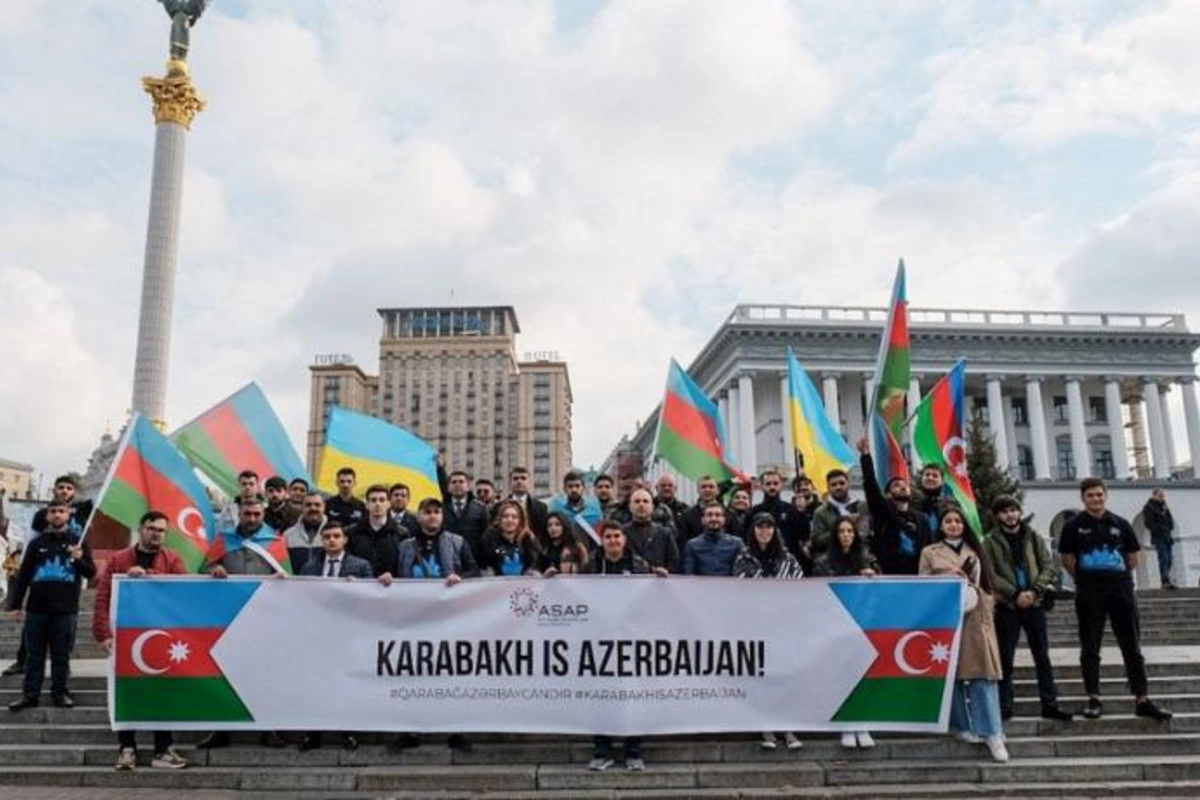 Azərbaycanlı gənclər Kiyevdə aksiya keçirdi — FOTOLAR