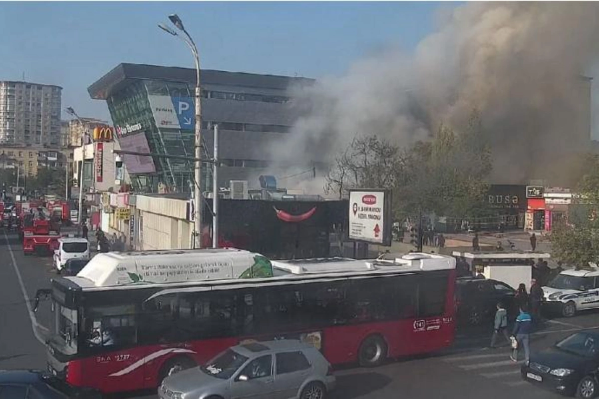 BNA: Ticarət mərkəzində yanğın tıxaca səbəb olub