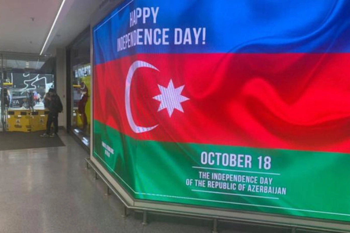 Londonda bilbordlarda Azərbaycanla bağlı məlumat yerləşdirilib — FOTO