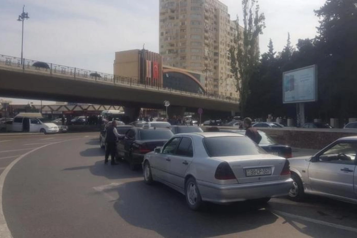 DYP Bakıda tıxacların aradan qaldırılması üçün tədbirlərə başladı — FOTOLAR