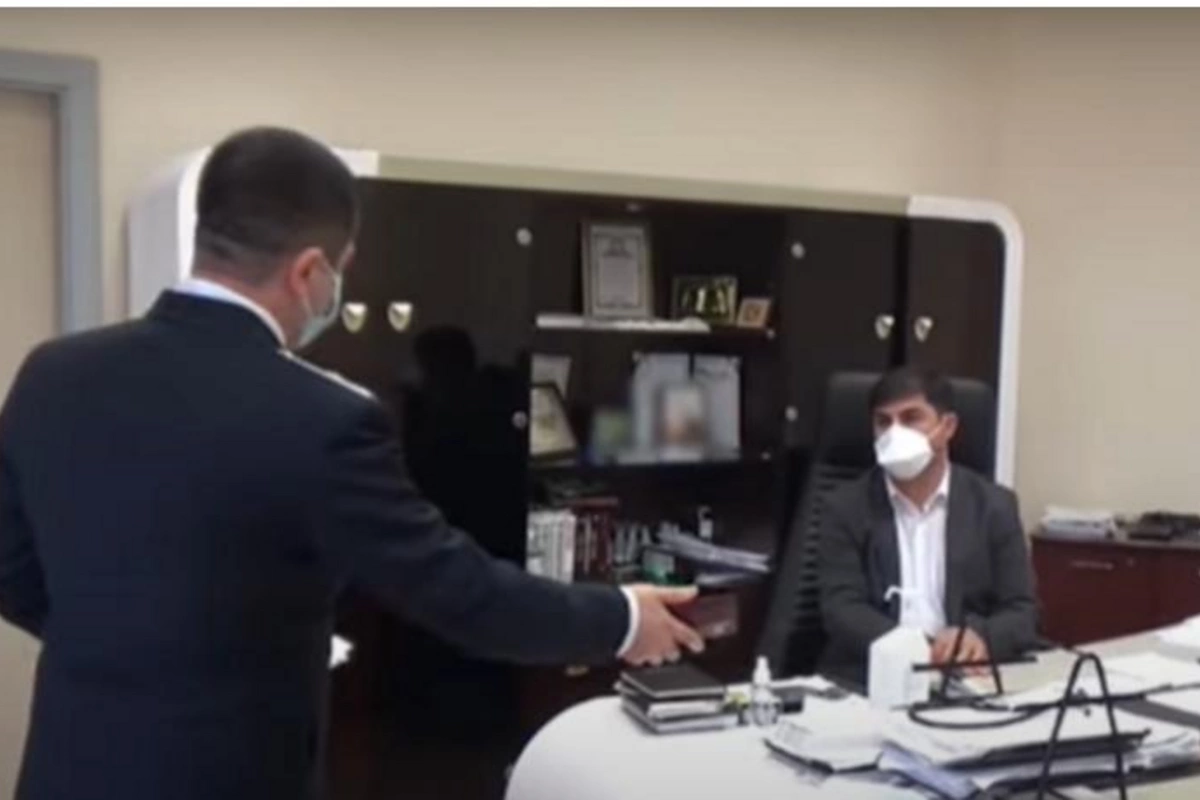 Xəstəxana direktorunun rüşvət almasının görüntüləri yayıldı — VİDEO