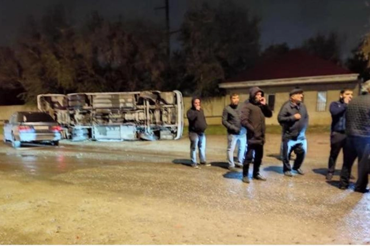 Sumqayıtda avtobus aşdı: Yaralılar var — FOTO