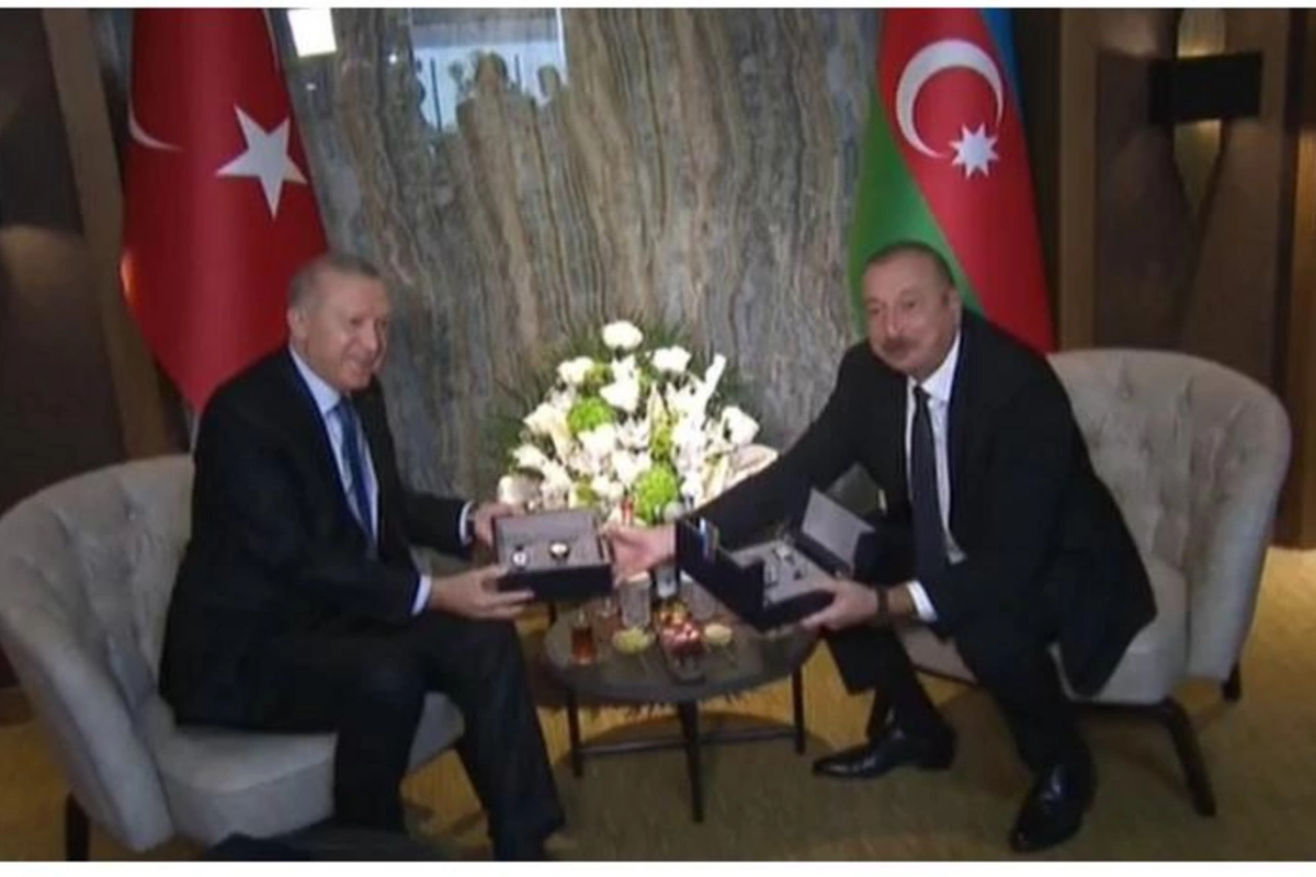 Ərdoğan İlham Əliyevə üstündə Xarıbülbül təsviri olan saatlar hədiyyə etdi — FOTO