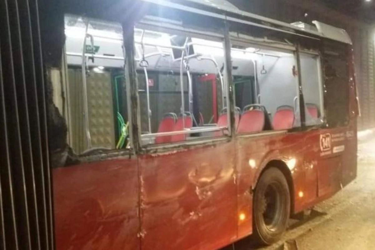 Yük maşını dörd avtomobil və avtobusa çırpıldı — FOTO