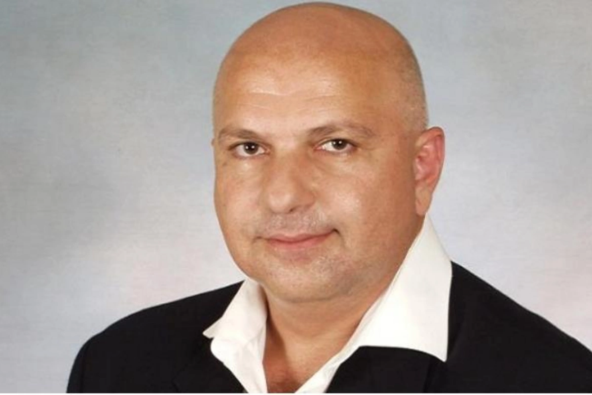 60 yaşım var, adımın qabağına yazırlar ki, müğənni, elə ondansa çilingər, bağban yazın