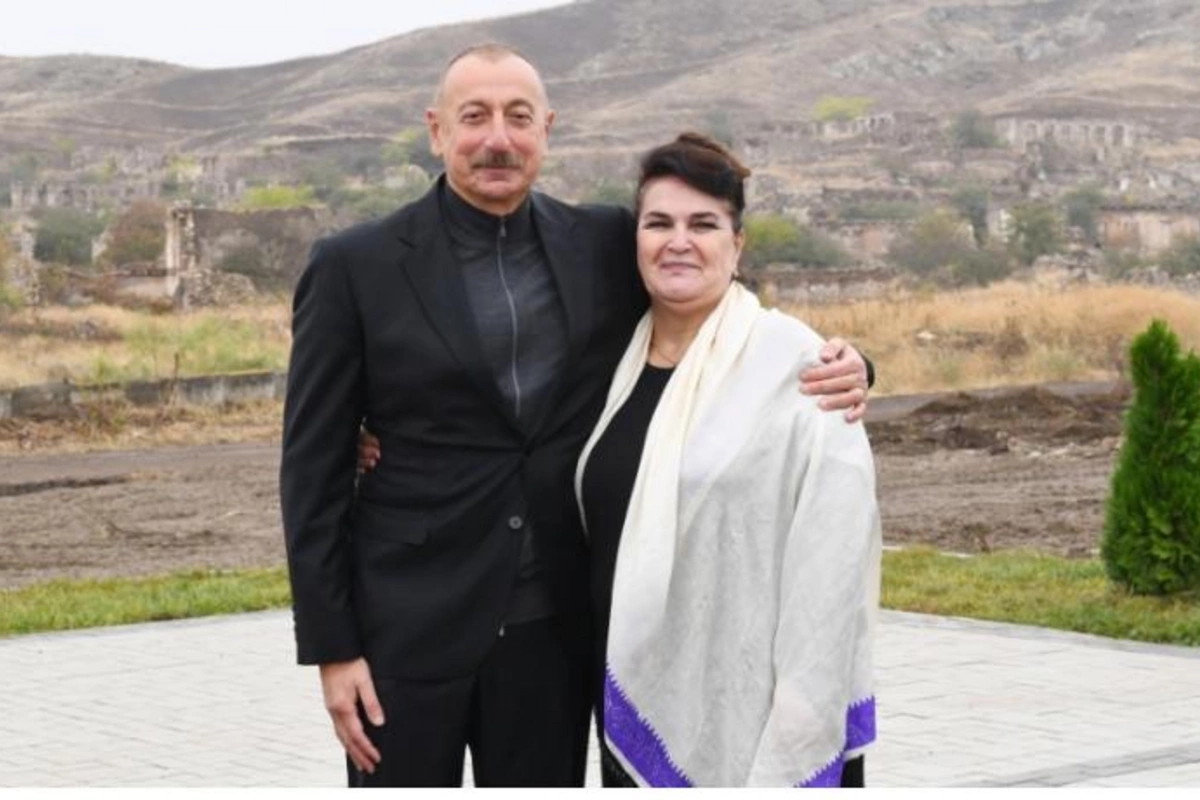 “Dəmir yumruq”u öpmək istəyən xanəndə: Özümü dünyanın ən xoşbəxt insanı hesab edirəm