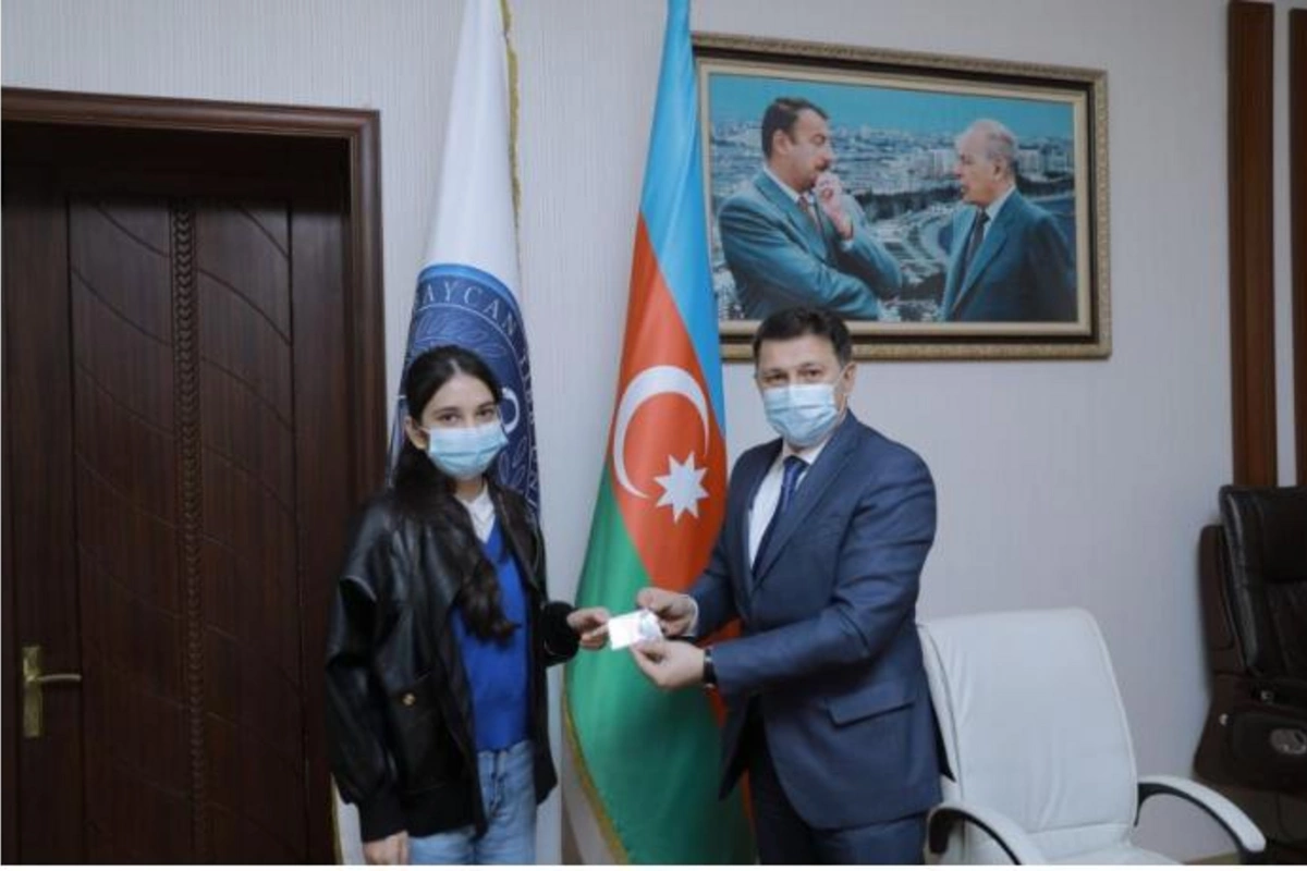 Polad Həşimovun qızına tələbə bileti təqdim edildi