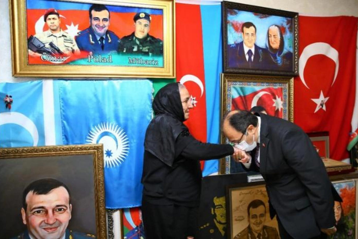 Türkiyə səfiri Polad Həşimovun evinə getdi, anasının əlindən öpdü — FOTOLAR