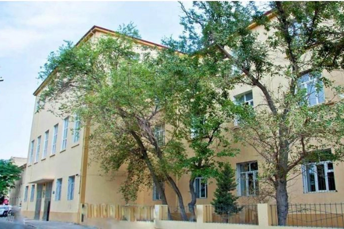Bakıda qəzalı vəziyyətə düşən məktəb bağlandı — FOTOLAR