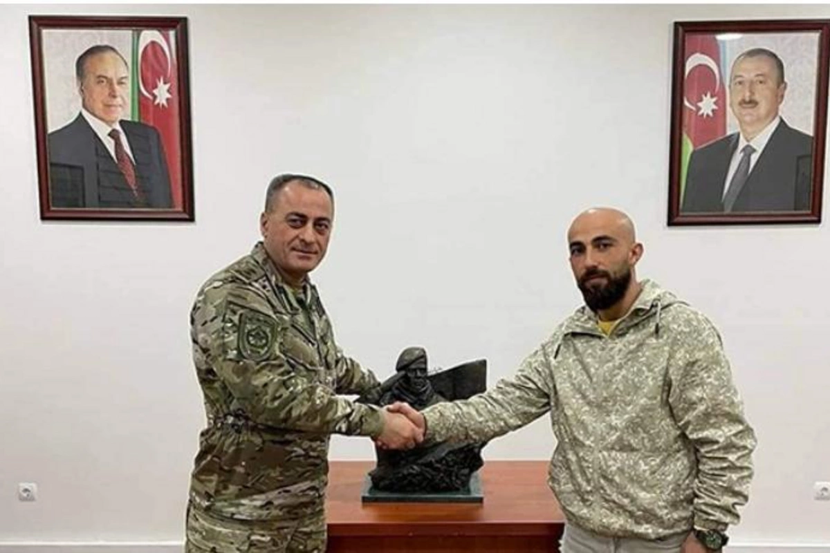 Hikmət Mirzəyevin büstünü hazırlayıb özünə təqdim etdi — FOTO
