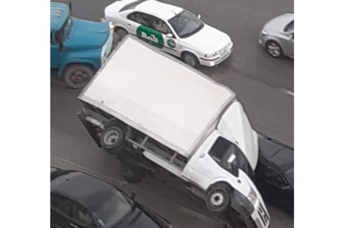 Bakıda külək yük maşınını aşırdı — FOTO