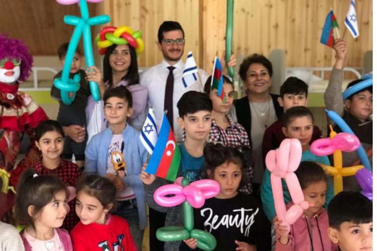 İsrail səfiri xanımı ilə uşaq sığınacağını ziyarət etdi — FOTOLAR