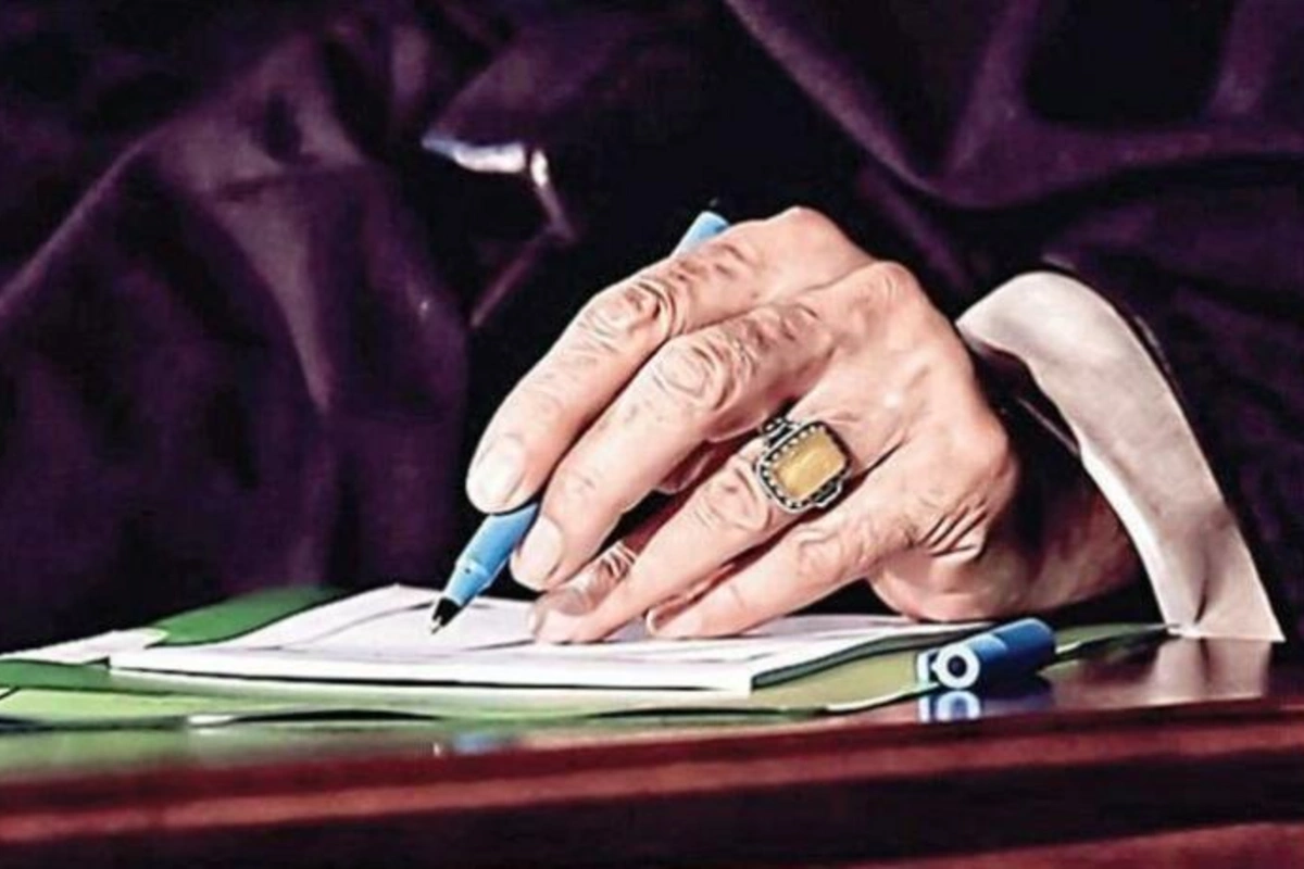 İranda qəzeti Xameneinin əlinə görə bağladılar — FOTO