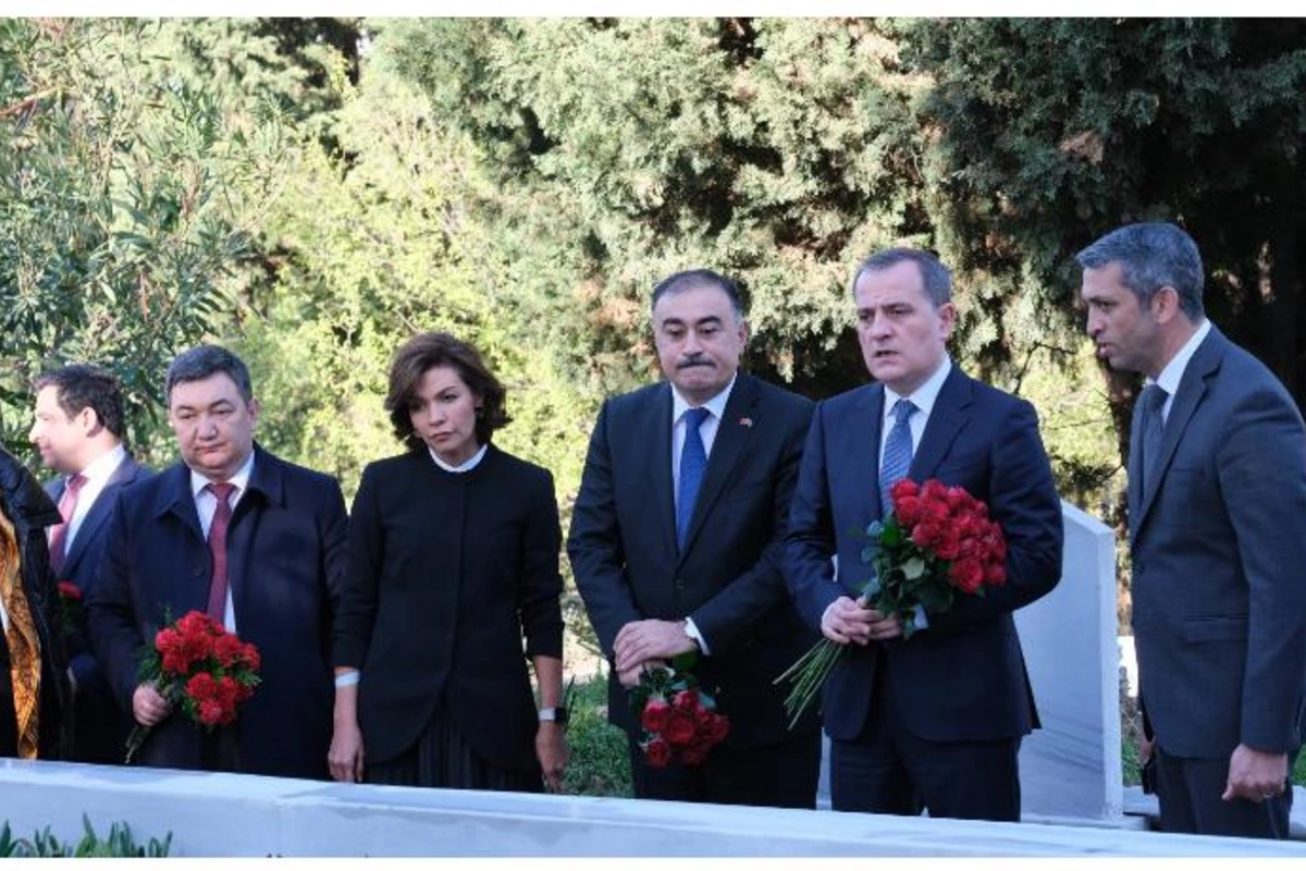 Nazir Topçubaşovun nəvəsinin məzarını ziyarət etdi — FOTO