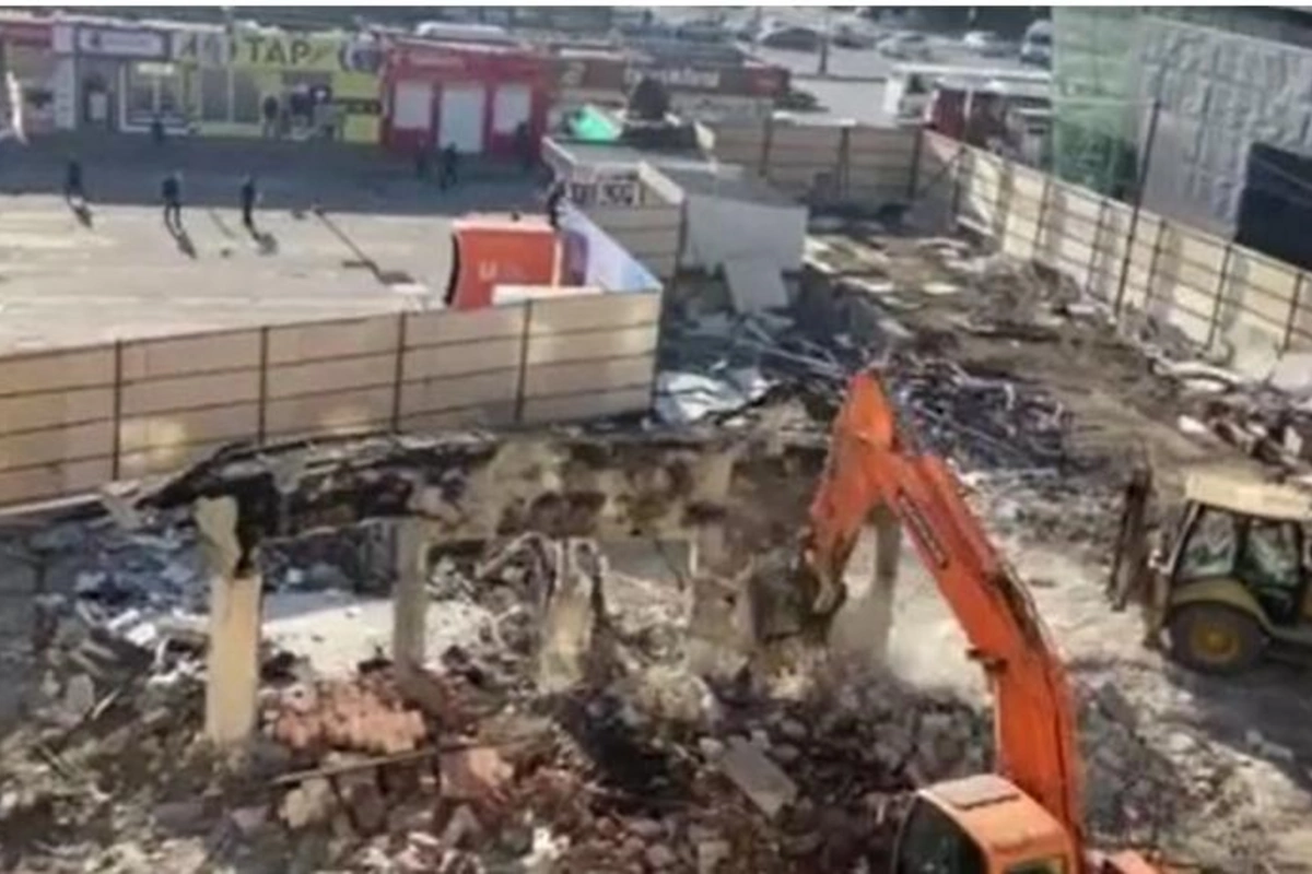 Ötən ay yanan “Metro City” sökülür — VİDEO