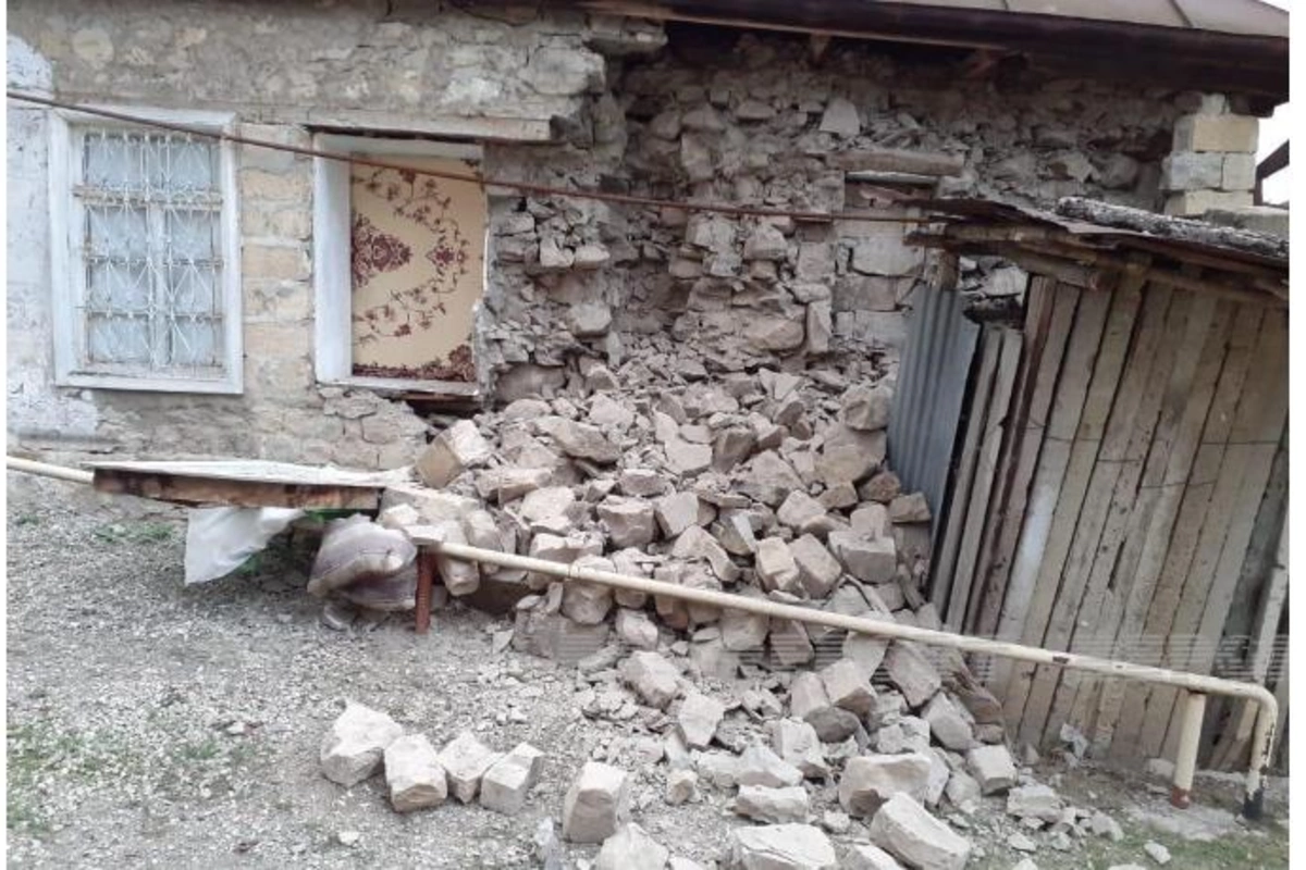 Zəlzələ Ağsuda dağıntılara səbəb oldu — FOTO