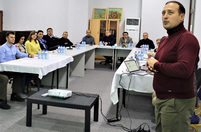Şuşada Mərkəzləşdirilmiş elektron sənəd dövriyyəsinin tətbiqinə başlanıldı — FOTOLAR Şuşada Mərkəzləşdirilmiş elektron sənəd dövriyyəsinin tətbiqinə başlanıldı — FOTOLAR