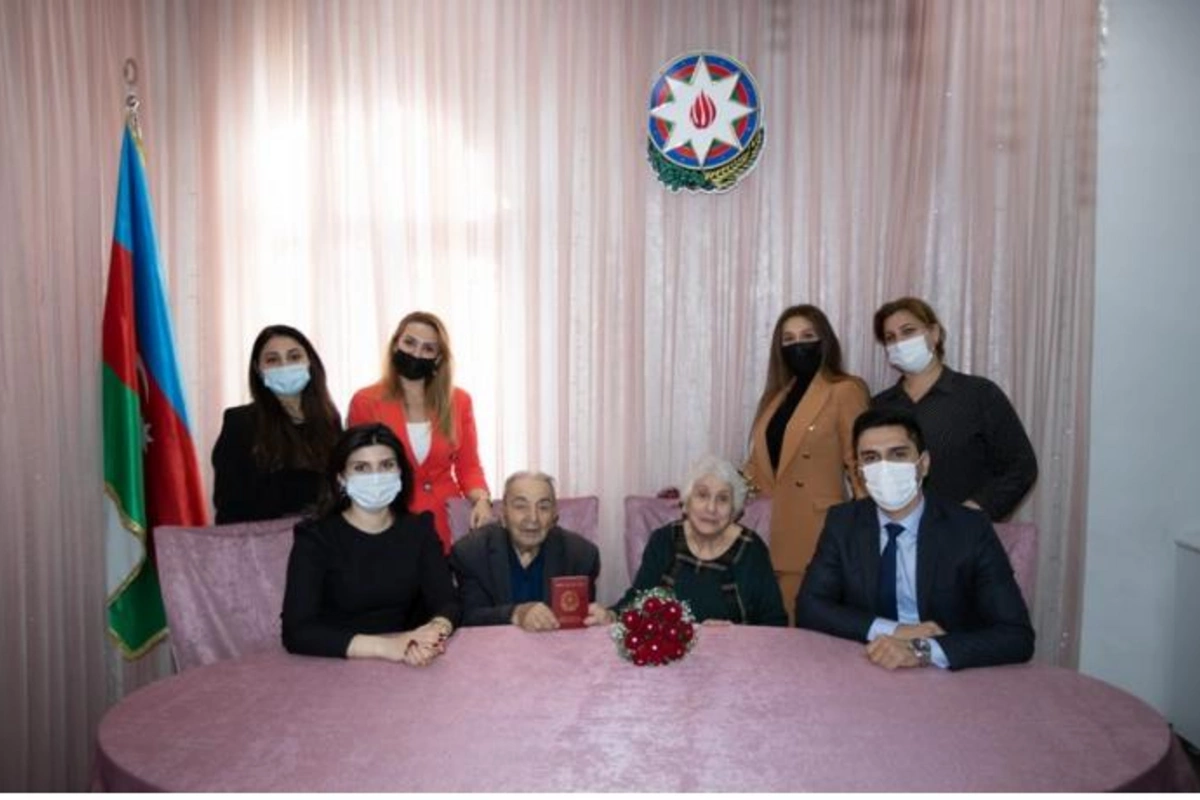 Bakıda ahıl kişi və qadın ailə qurdu — FOTOLAR