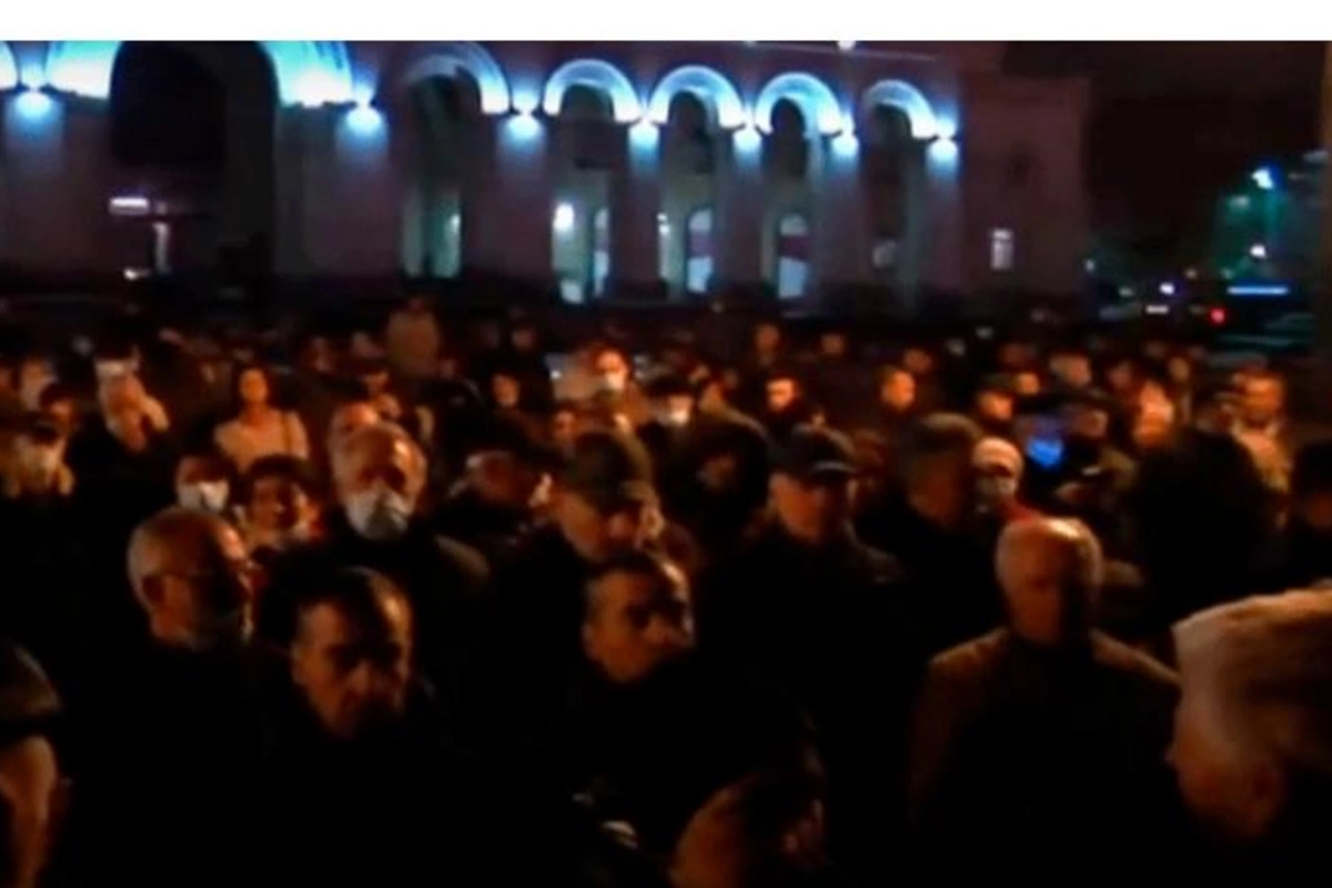 İrəvanda Paşinyanın istefası tələbi ilə aksiya — VİDEO