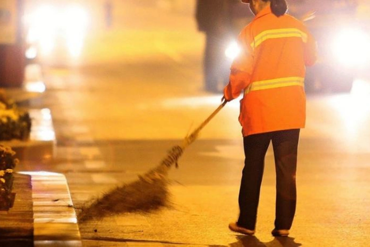 Yevlaxda süpürgəçi qadını maşın vurdu