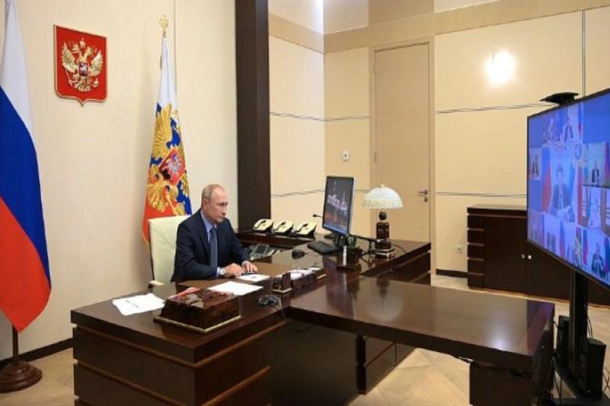 Putin üçtərəfli görüşdən sonra Təhlükəsizlik Şurasının müşavirəsini keçirib