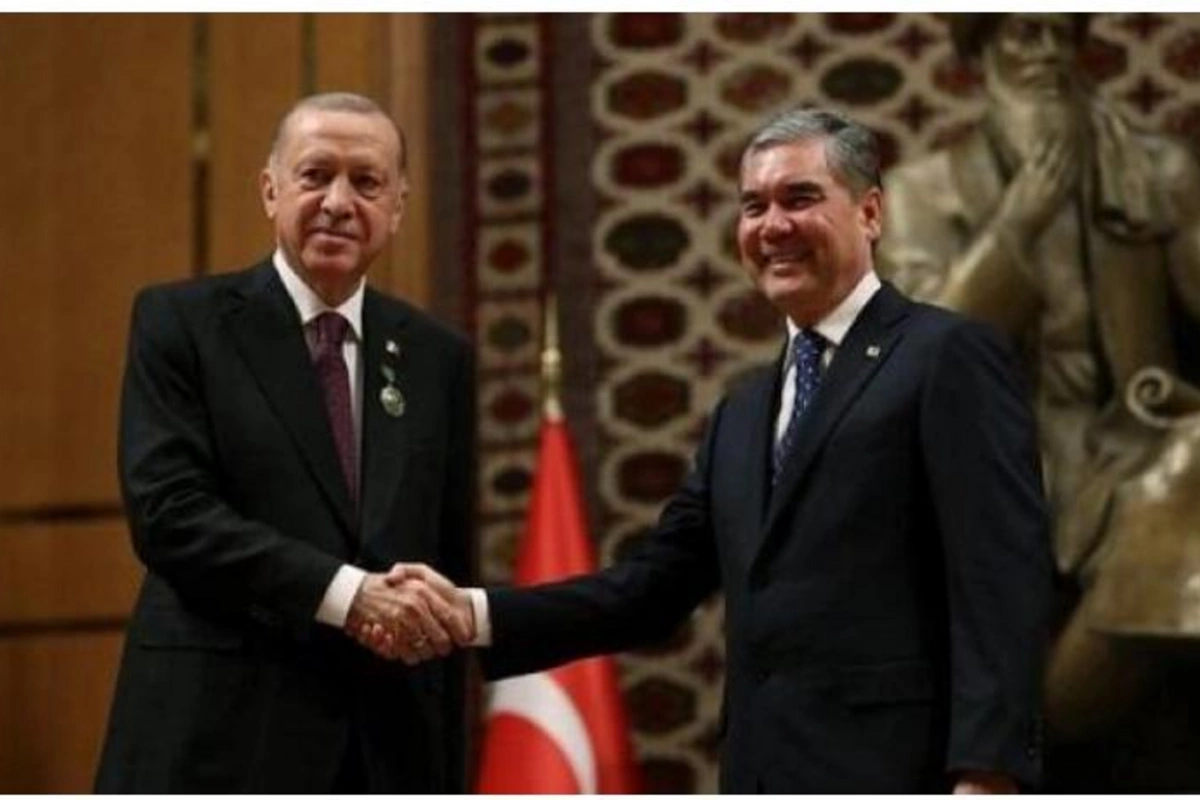 Berdiməhəmmədov Ərdoğanı ali ordenlə təltif etdi