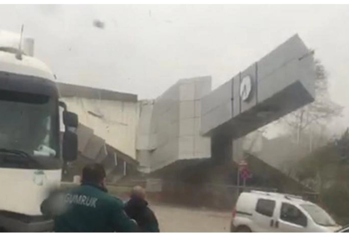 İstanbulda güclü külək saat qülləsini aşırdı — VİDEO
