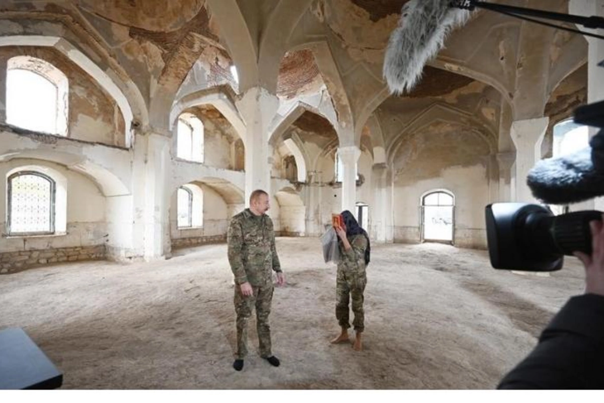 İlham Əliyev və Mehriban Əliyeva Aşağı Gövhər Ağa məscidində aparılan bərpa işləri ilə tanış olublar