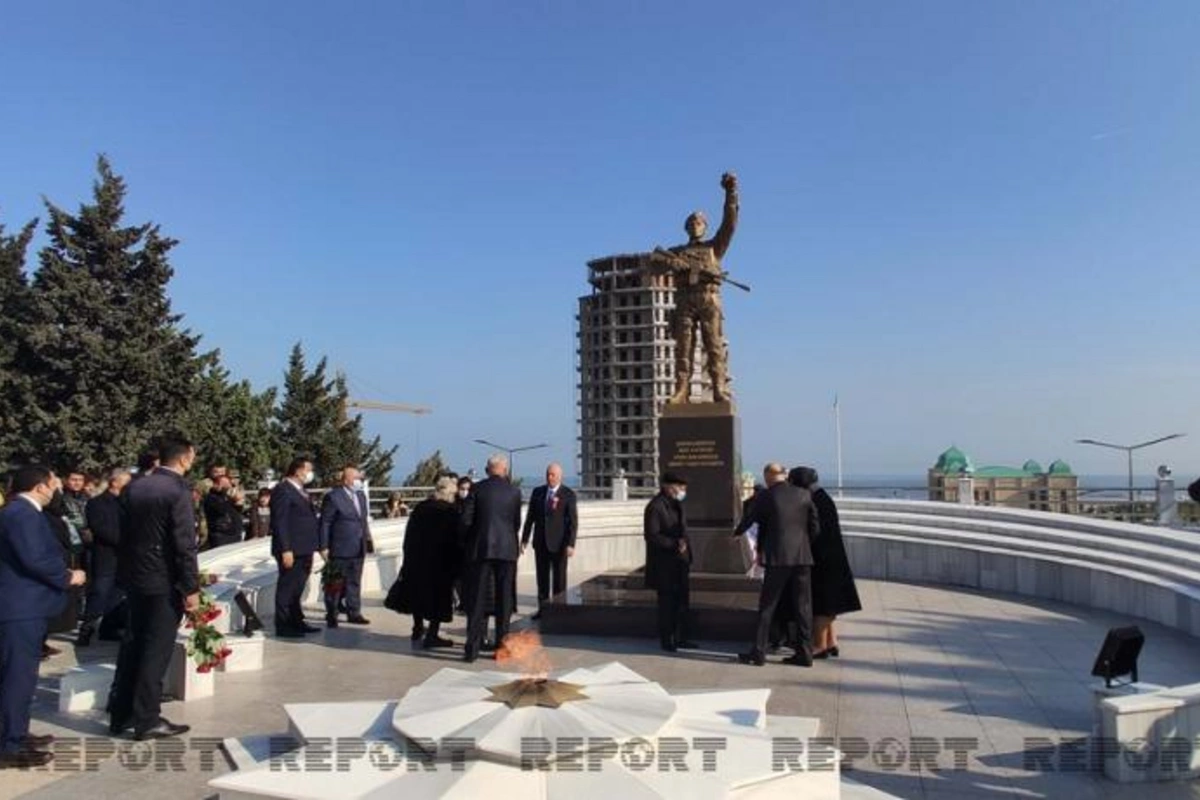 Sumqayıtda Əsgər heykəlinin açılışı oldu — FOTOLAR