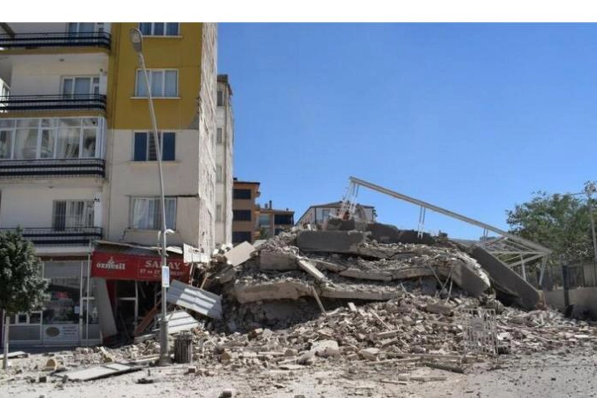 Türkiyədə bina çökdü: dağıntılar altında qalanlar var - CANLI