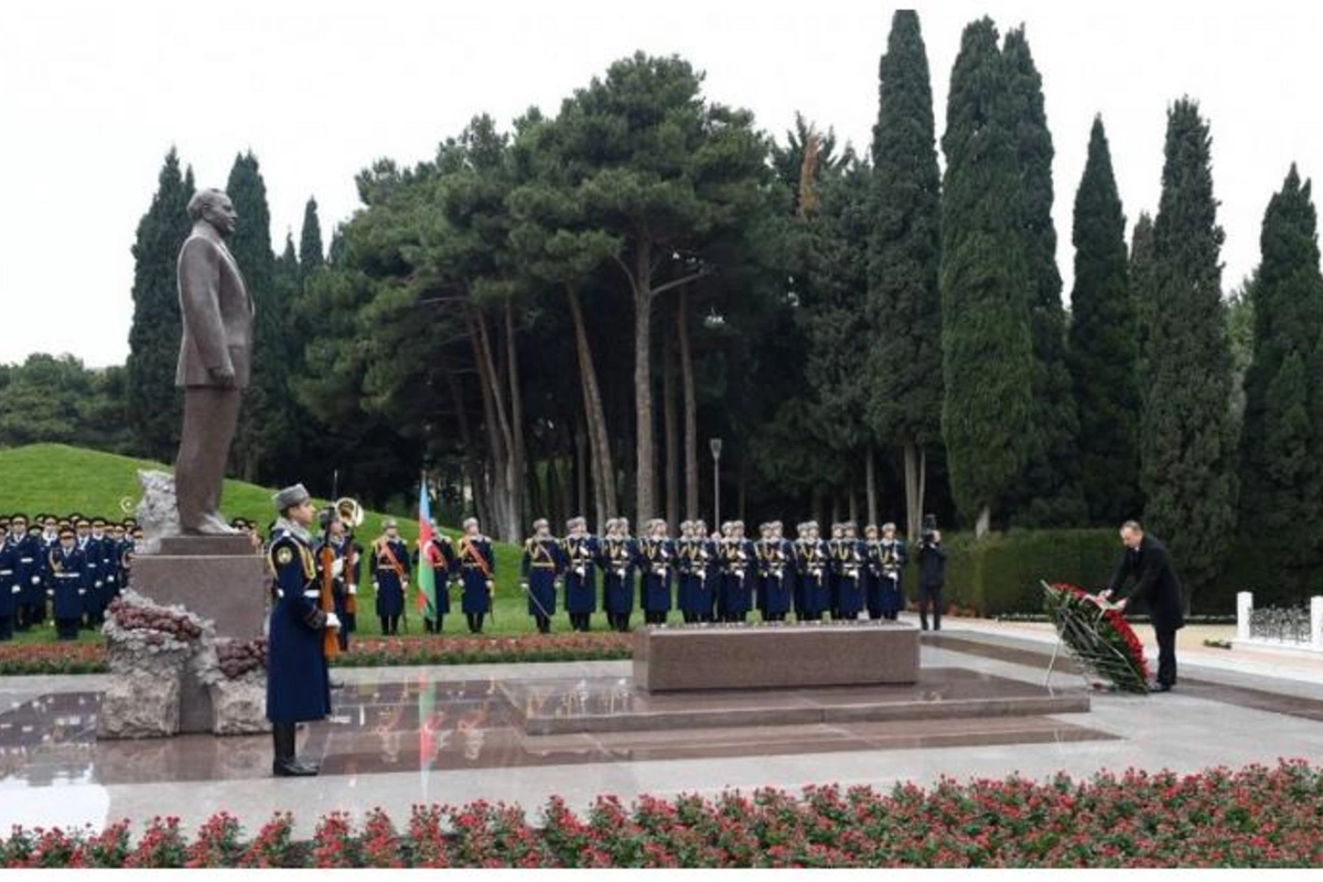 İlham Əliyev ümummilli lider Heydər Əliyevin məzarını ziyarət etdi — YENİLƏNİB