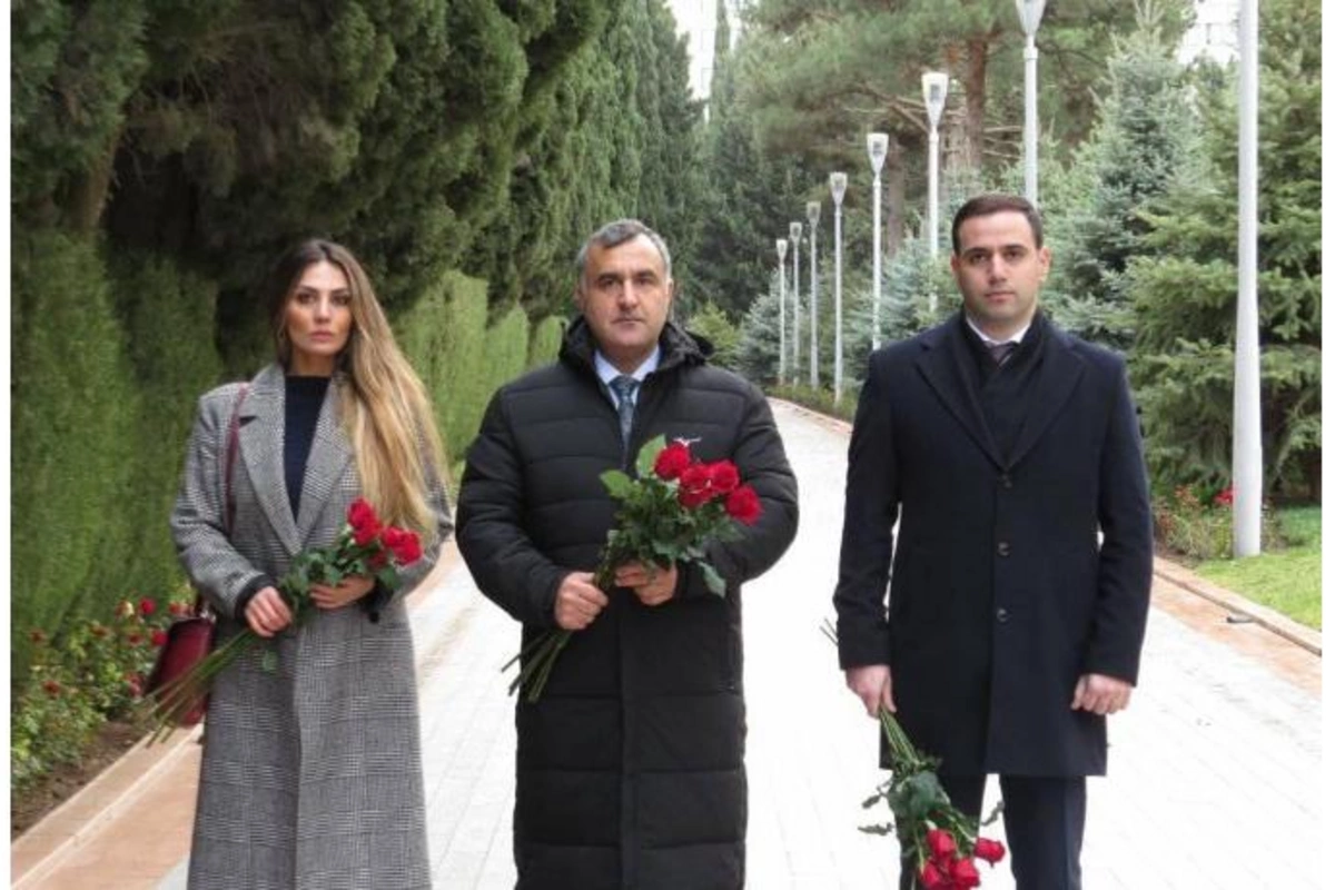 Mediasiya Şurasının rəhbərliyi Ulu öndər Heydər Əliyevin məzarını ziyarət edib