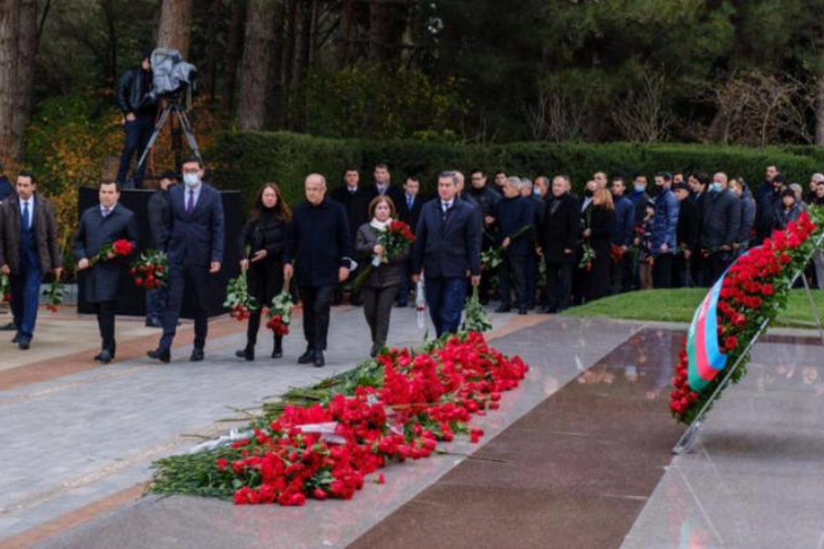 Gənclər və İdman Nazirliyi və Gənclər Fondunun nümayəndələri Ulu Öndərin xatirəsini anıblar — FOTO